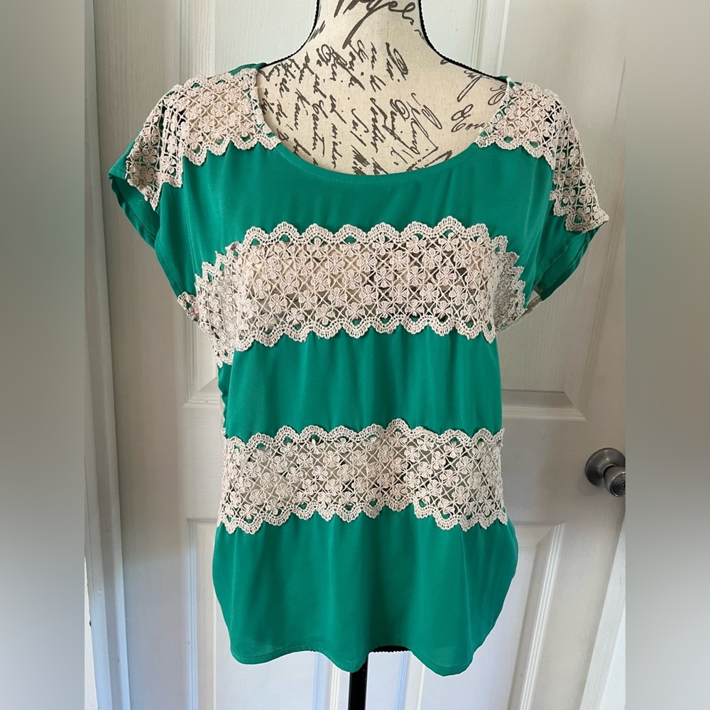Gianni Bini Cream Lace & Kelly Green Lightweight Top, Sleeveless Medium GUC
